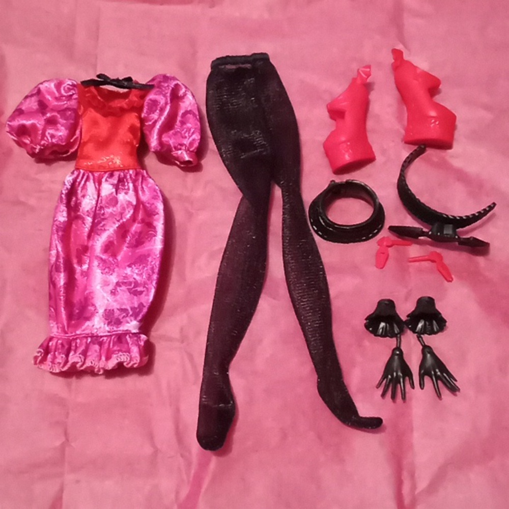 Monster High Howliday Love Edition Draculaura outfit & accessories